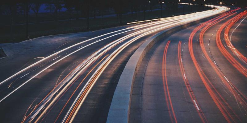 免费观影时代：为何电影级监视器与家用电视的差距，决定了你看到的在线影视效果？