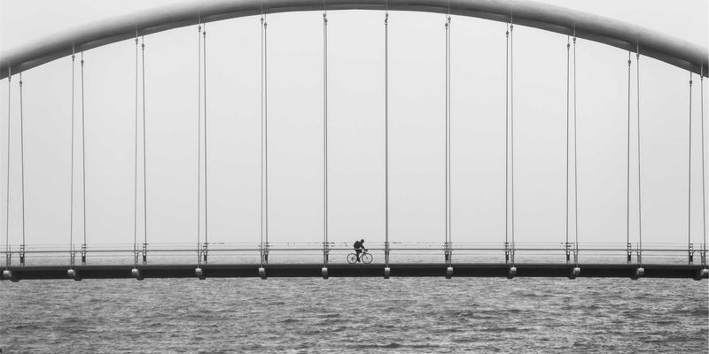 在线影视修复的视觉密码：电影胶片颗粒与数字噪点如何平衡细节与美学